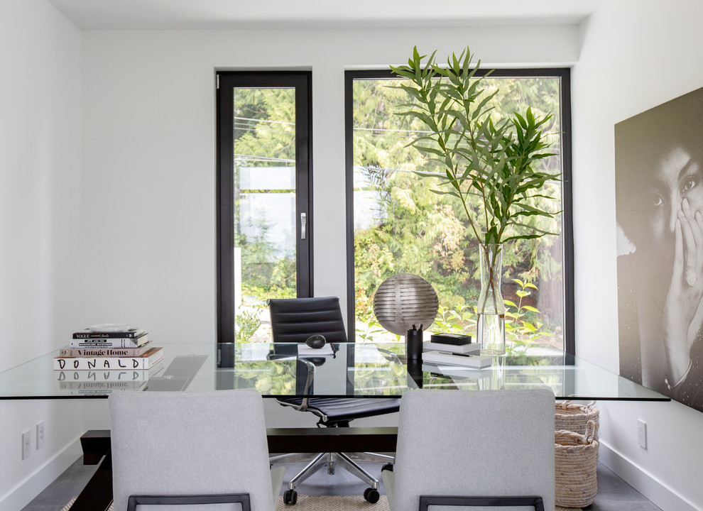 Immagine di un ufficio minimalista di medie dimensioni con pareti bianche, scrivania autoportante, pavimento grigio e pavimento con piastrelle in ceramica