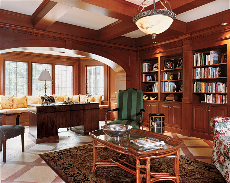 Foto di un ampio ufficio moderno con scrivania autoportante, pareti marroni e pavimento con piastrelle in ceramica