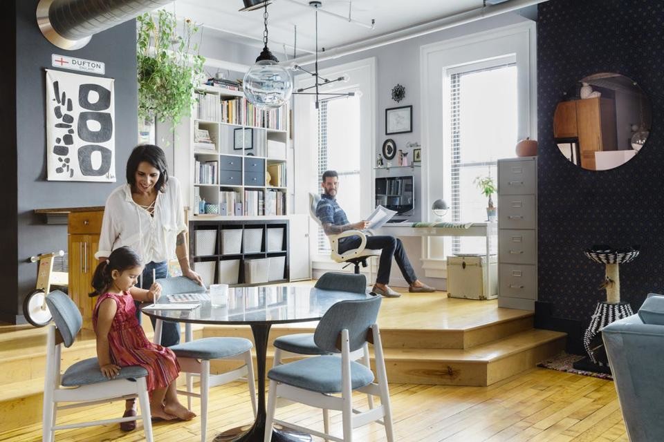 Geräumiges Modernes Arbeitszimmer ohne Kamin mit hellem Holzboden, freistehendem Schreibtisch und grauer Wandfarbe in Boston