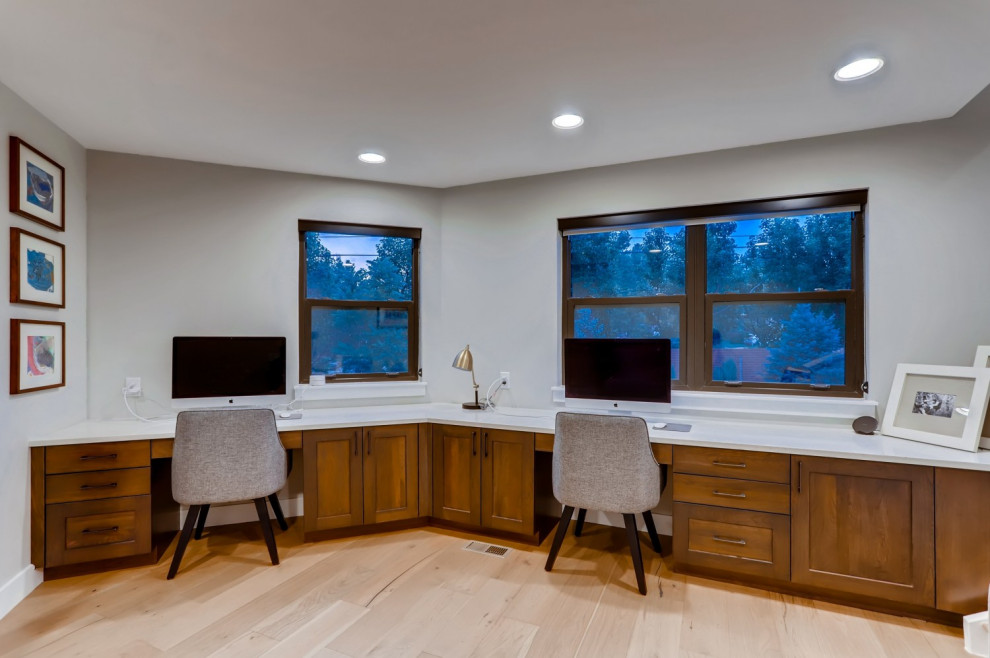Cette photo montre un bureau nature de taille moyenne avec un mur gris, parquet clair, un bureau indépendant et un sol marron.