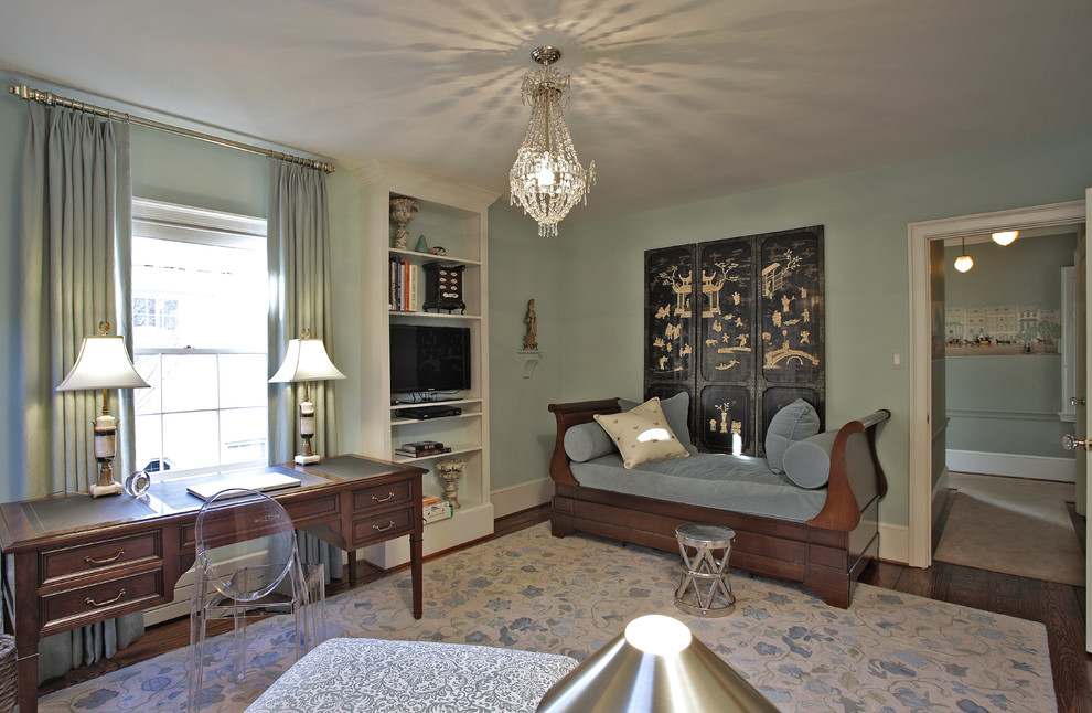 Источник вдохновения для домашнего уюта: кабинет в классическом стиле с синими стенами, темным паркетным полом и отдельно стоящим рабочим столом