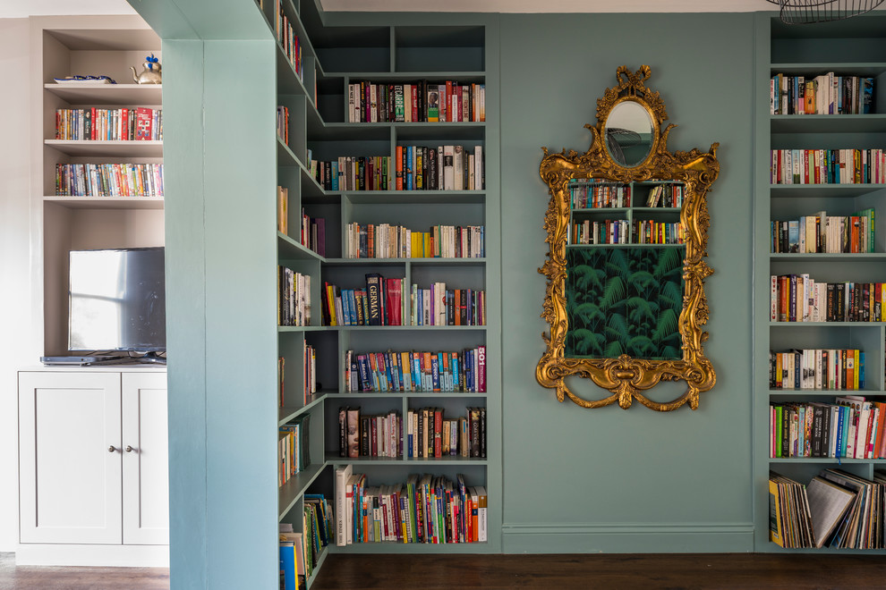 Idée de décoration pour un bureau bohème de taille moyenne avec une bibliothèque ou un coin lecture, un mur vert, parquet foncé et un sol marron.