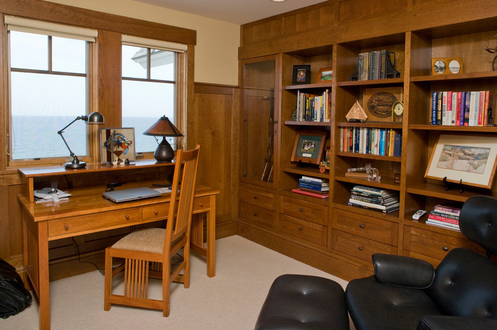 Immagine di un ufficio stile marinaro con pareti beige, moquette e scrivania autoportante