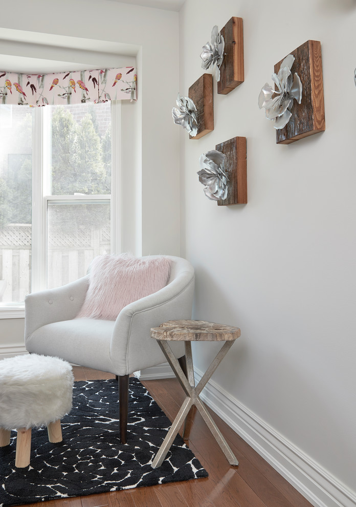 Modelo de sala de manualidades contemporánea sin chimenea con paredes rosas, suelo de madera en tonos medios, escritorio empotrado y suelo marrón