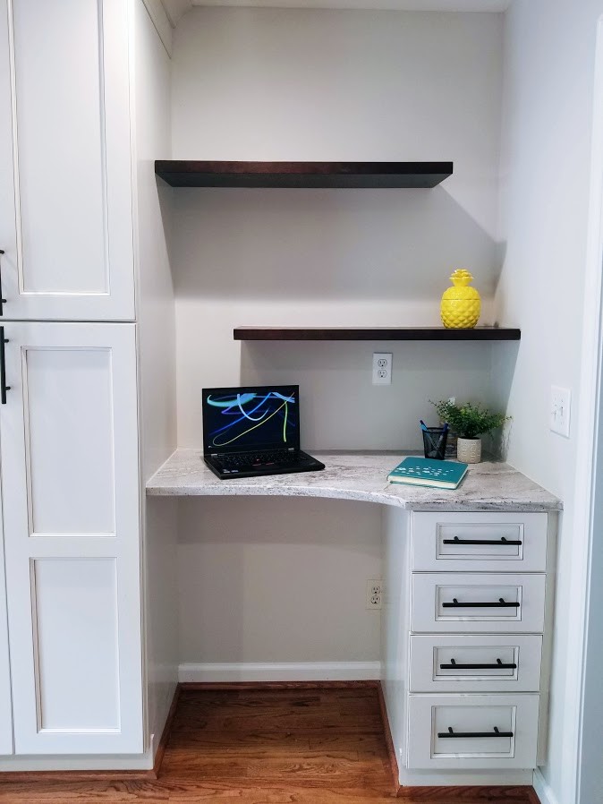 Exempel på ett litet klassiskt arbetsrum, med ett inbyggt skrivbord, brunt golv, grå väggar och mellanmörkt trägolv