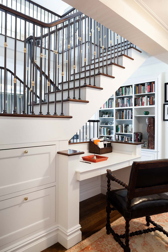 Inspiration pour un bureau traditionnel avec un mur blanc, parquet foncé et un bureau intégré.