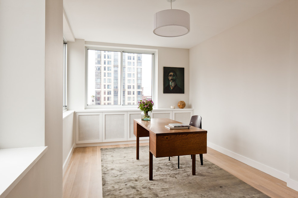 Inspiration pour un bureau design de taille moyenne avec un mur beige, parquet clair, aucune cheminée et un bureau indépendant.