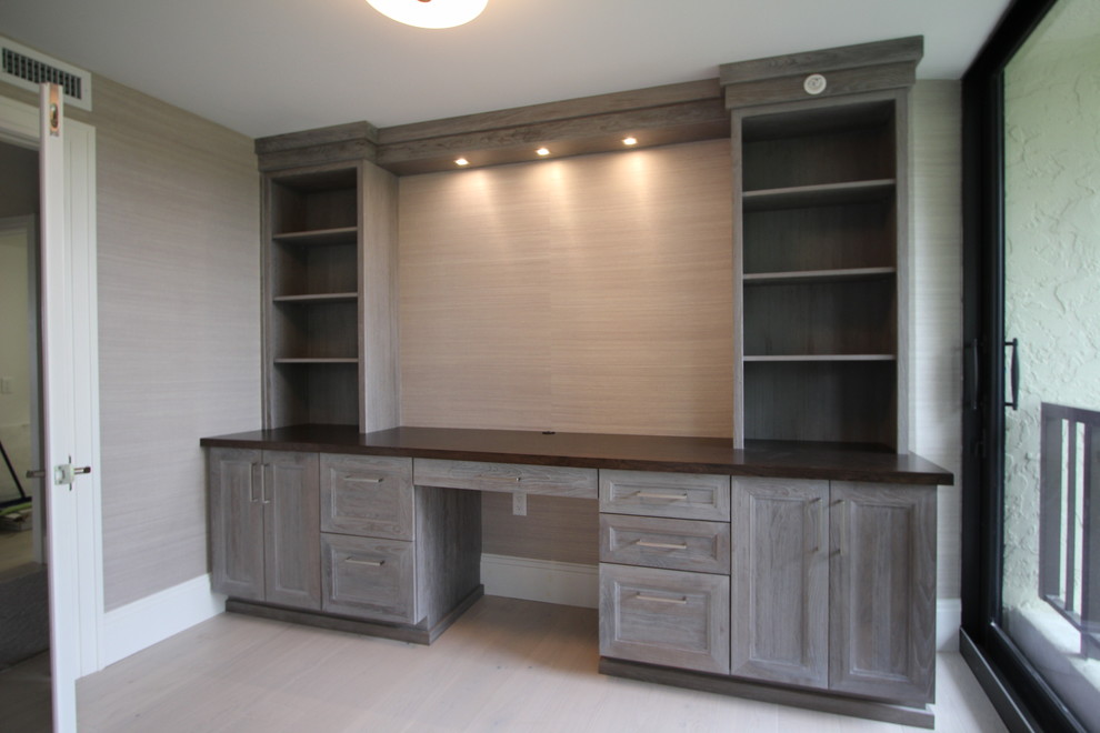 Imagen de despacho clásico de tamaño medio sin chimenea con paredes grises, suelo laminado, escritorio empotrado y suelo gris