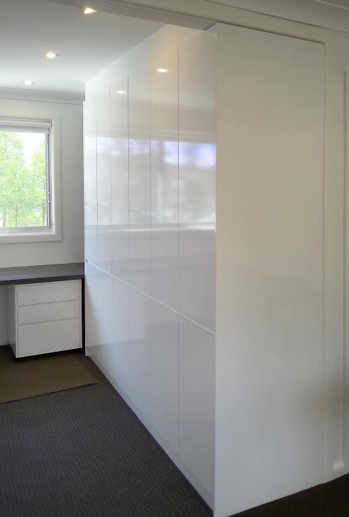 Esempio di un grande ufficio minimalista con pareti bianche, scrivania incassata, moquette, nessun camino e pavimento marrone