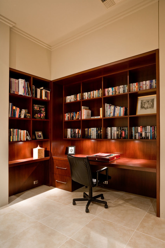 Modern inredning av ett mellanstort hemmabibliotek, med beige väggar, travertin golv och ett inbyggt skrivbord
