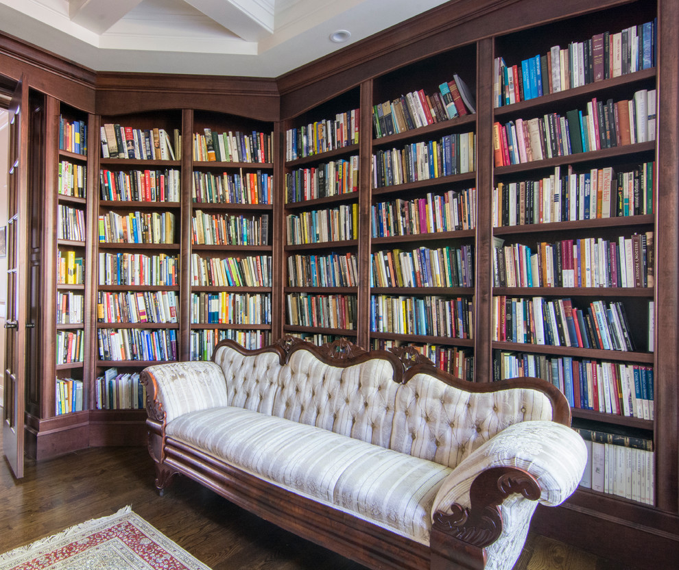 Mittelgroßes Klassisches Lesezimmer mit beiger Wandfarbe, dunklem Holzboden, Einbau-Schreibtisch und braunem Boden in Raleigh
