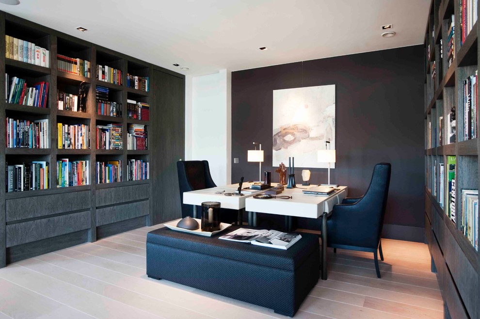 Modernes Arbeitszimmer mit schwarzer Wandfarbe, hellem Holzboden und freistehendem Schreibtisch in New York