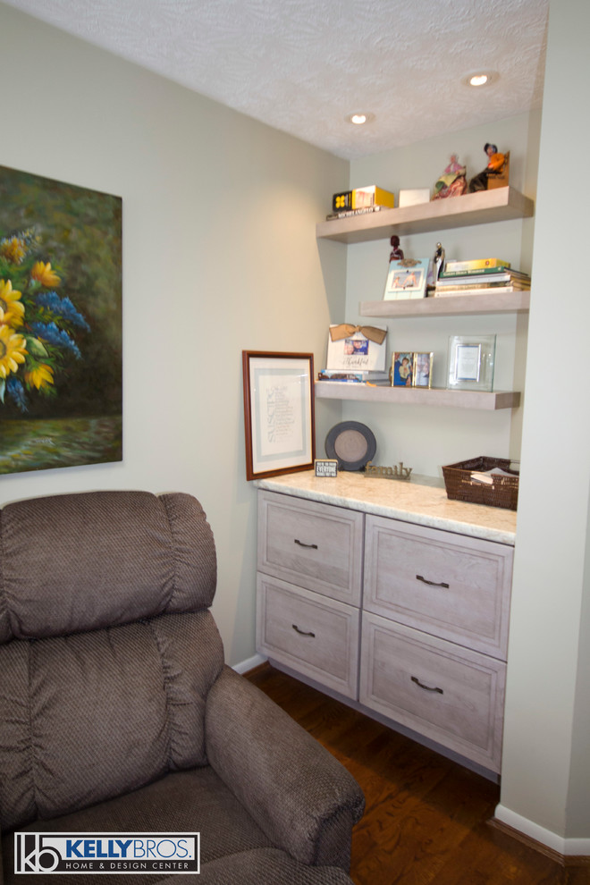 Ejemplo de despacho clásico renovado de tamaño medio con paredes grises, suelo de madera en tonos medios y escritorio empotrado