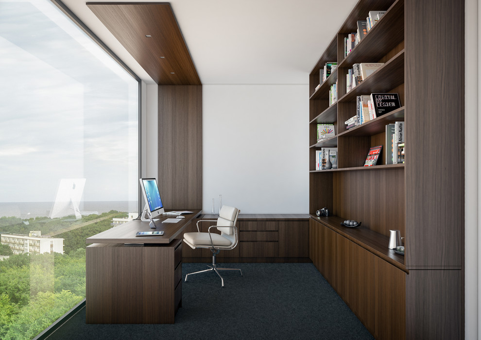 Foto på ett mellanstort funkis hemmabibliotek, med vita väggar, heltäckningsmatta och ett inbyggt skrivbord