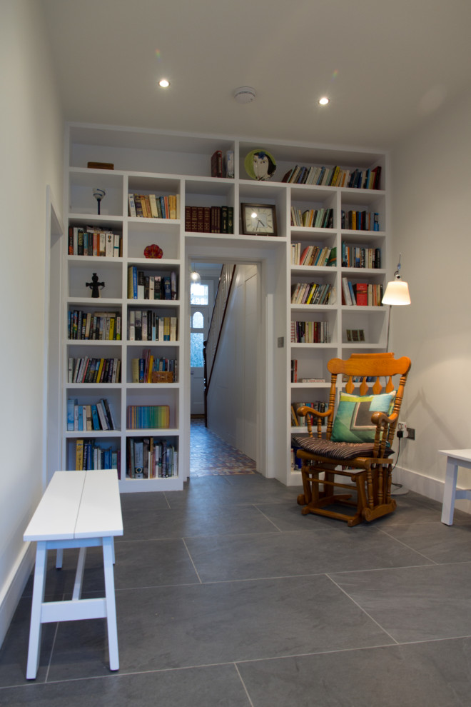 Aménagement d'un bureau contemporain de taille moyenne avec une bibliothèque ou un coin lecture, un mur gris, un sol en carrelage de porcelaine, aucune cheminée et un sol gris.
