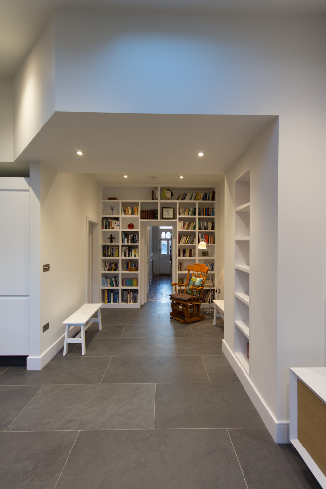 Mittelgroßes Modernes Lesezimmer ohne Kamin mit weißer Wandfarbe, Terrakottaboden und buntem Boden in London