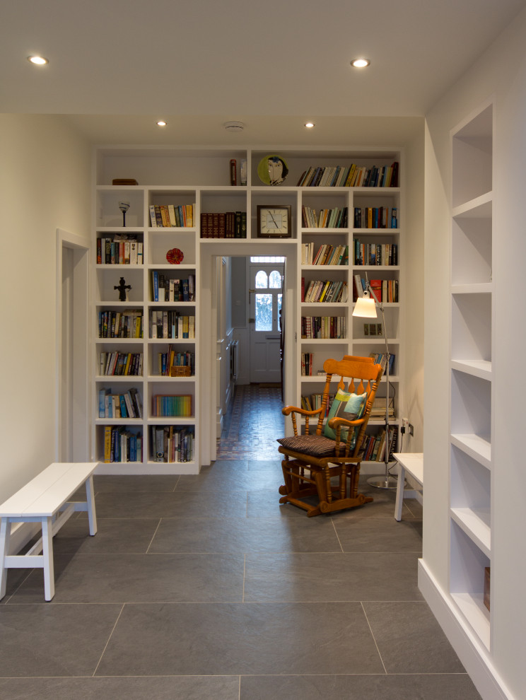 Idée de décoration pour un bureau design de taille moyenne avec une bibliothèque ou un coin lecture, un mur blanc, tomettes au sol, aucune cheminée et un sol multicolore.