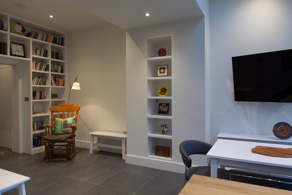 Mittelgroßes Modernes Lesezimmer ohne Kamin mit weißer Wandfarbe, Terrakottaboden und buntem Boden in London