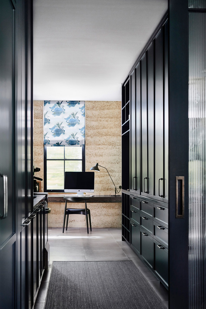 シドニーにあるトランジショナルスタイルのおしゃれなホームオフィス・書斎 (ベージュの壁、造り付け机、グレーの床) の写真