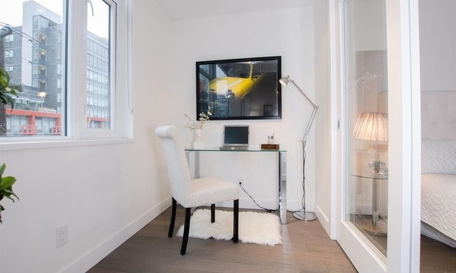 Cette photo montre un petit bureau tendance avec un mur blanc, parquet foncé, aucune cheminée et un bureau indépendant.