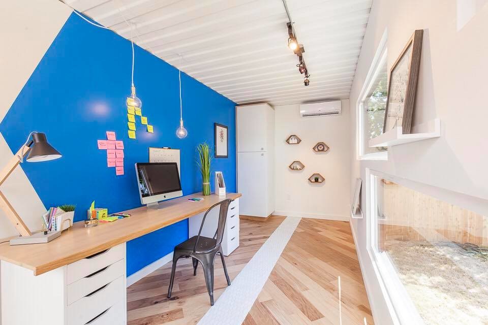 Inspiration pour un petit bureau design avec un mur bleu, parquet clair et un bureau indépendant.