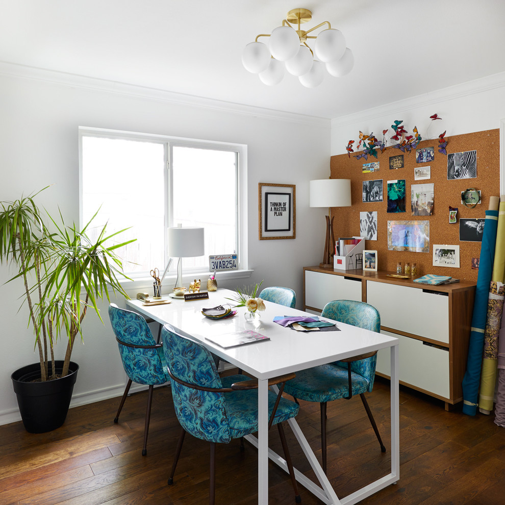 Inspiration för ett mellanstort eklektiskt hemmastudio, med vita väggar, mellanmörkt trägolv, ett fristående skrivbord och brunt golv