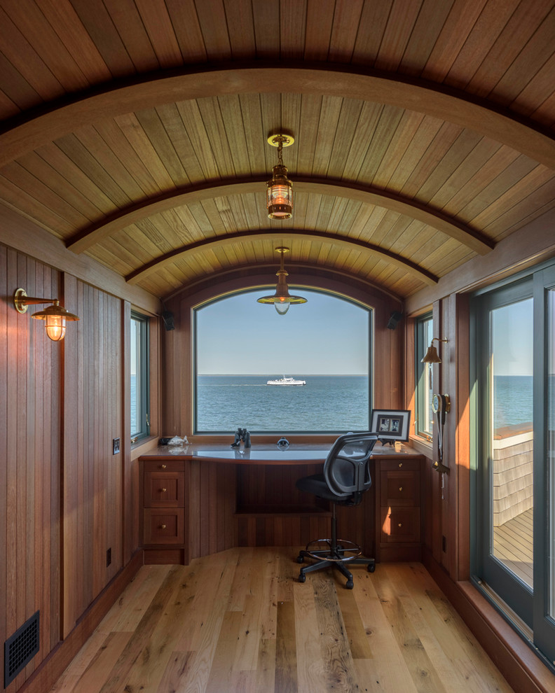 Foto de despacho marinero pequeño sin chimenea con paredes marrones, suelo de madera en tonos medios, escritorio empotrado y suelo marrón
