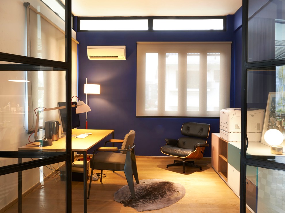 Cette photo montre un bureau tendance avec un mur bleu, aucune cheminée et un bureau indépendant.