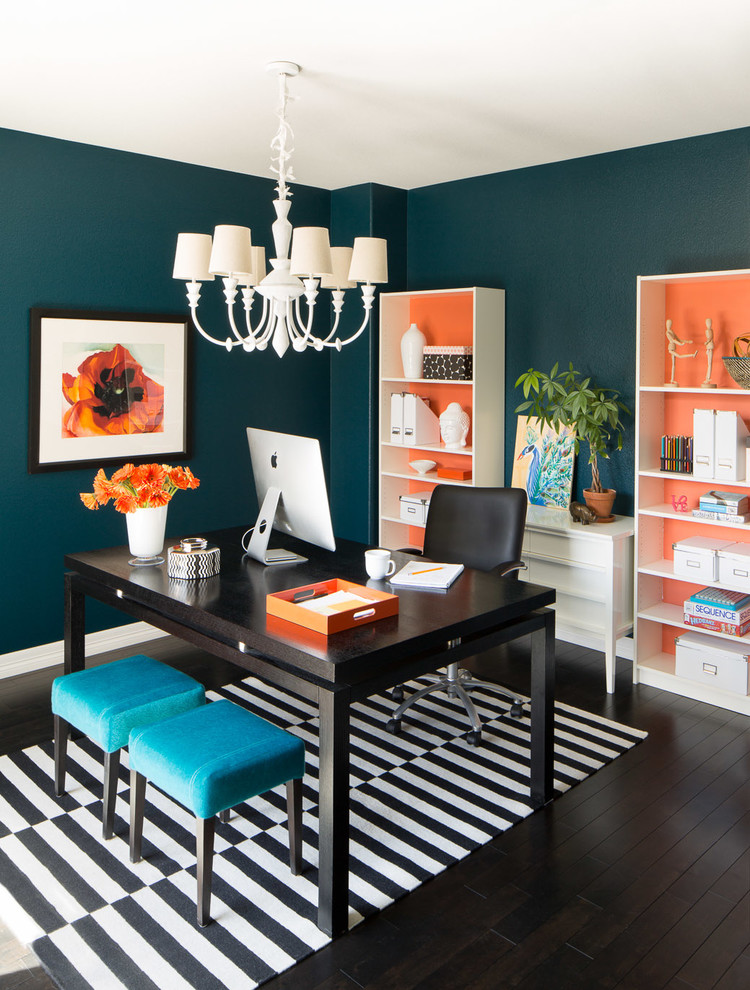 Imagen de despacho clásico renovado pequeño sin chimenea con paredes azules, suelo de madera oscura y escritorio independiente