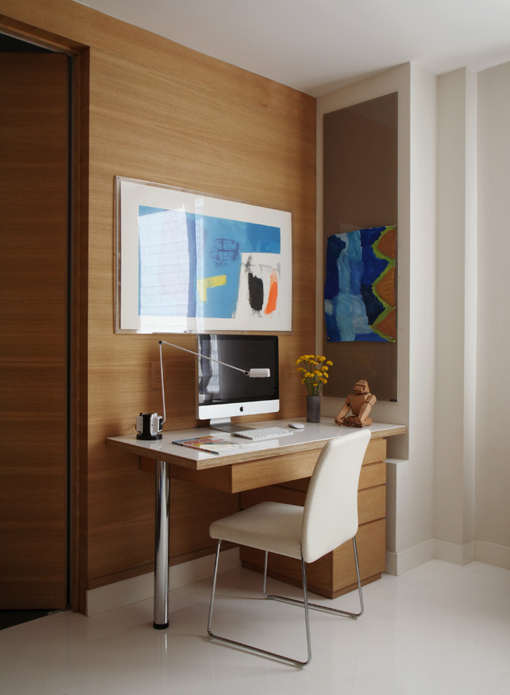 Стильный дизайн: большой кабинет в современном стиле с коричневыми стенами, отдельно стоящим рабочим столом и бежевым полом - последний тренд