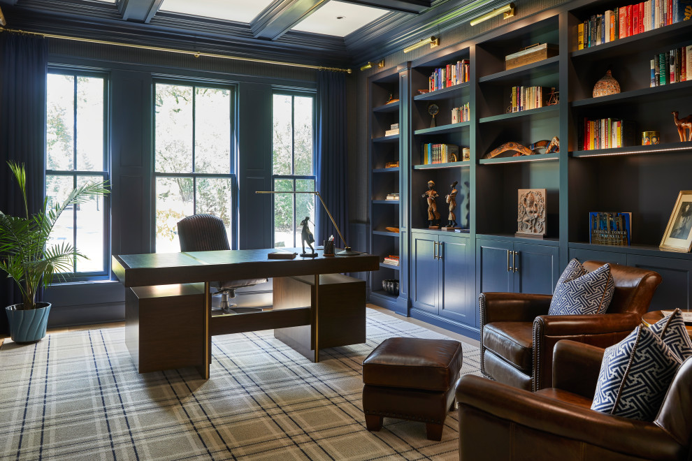 Пример оригинального дизайна: кабинет в стиле неоклассика (современная классика) с синими стенами, светлым паркетным полом, отдельно стоящим рабочим столом и кессонным потолком