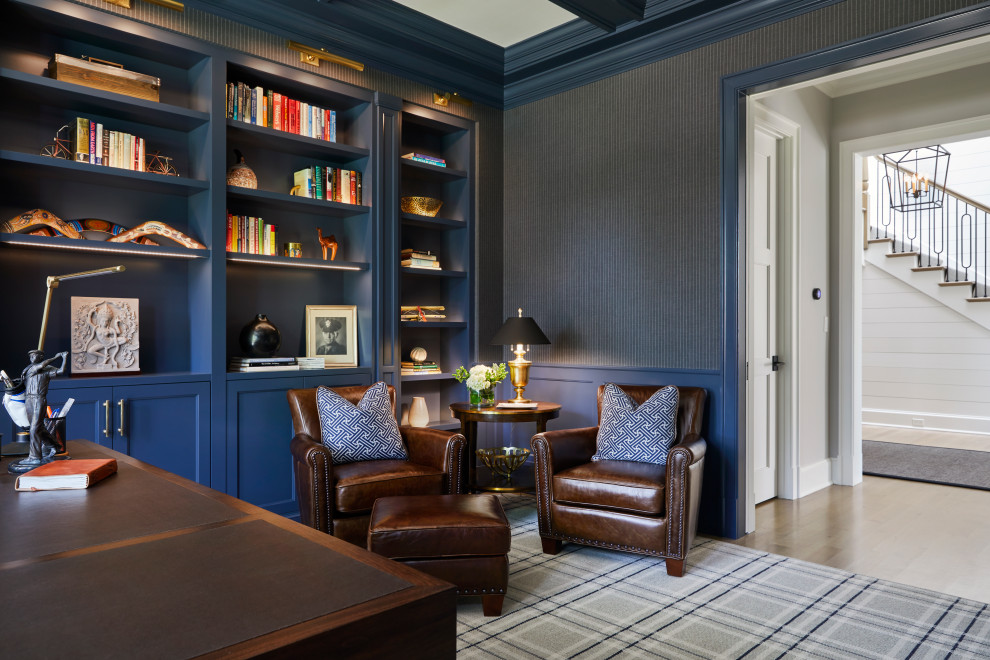 На фото: кабинет в стиле неоклассика (современная классика) с синими стенами, светлым паркетным полом, отдельно стоящим рабочим столом, кессонным потолком и обоями на стенах