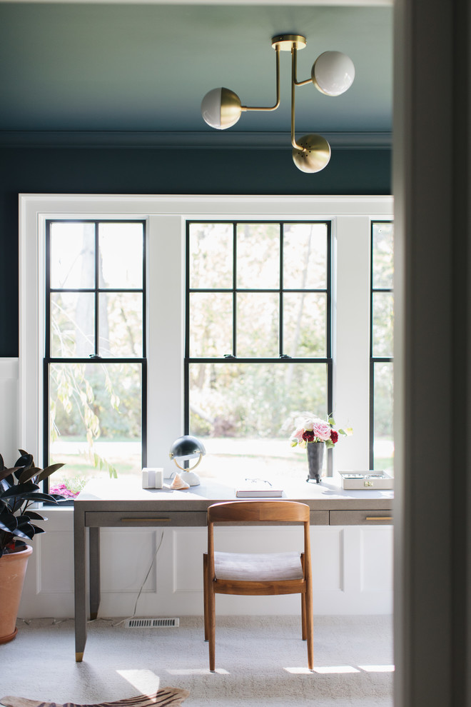 Imagen de despacho clásico renovado de tamaño medio sin chimenea con moqueta, escritorio independiente, suelo gris y paredes azules