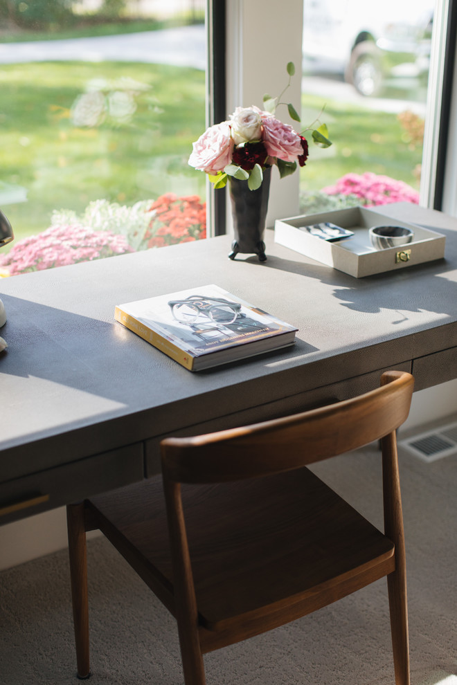 Modelo de despacho clásico renovado de tamaño medio sin chimenea con moqueta, escritorio independiente y suelo gris