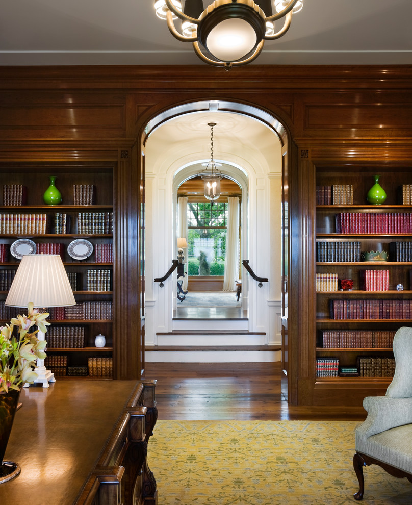 ラグジュアリーな巨大なトラディショナルスタイルのおしゃれなホームオフィス・書斎 (ライブラリー、茶色い壁、茶色い床) の写真
