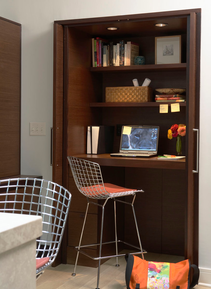 Свежая идея для дизайна: кабинет в современном стиле с встроенным рабочим столом - отличное фото интерьера