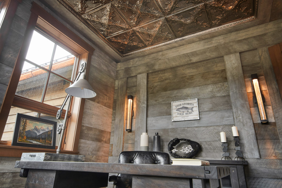 Mittelgroßes Uriges Arbeitszimmer mit grauer Wandfarbe, hellem Holzboden, beigem Boden, Holzdecke und Holzwänden in Sonstige