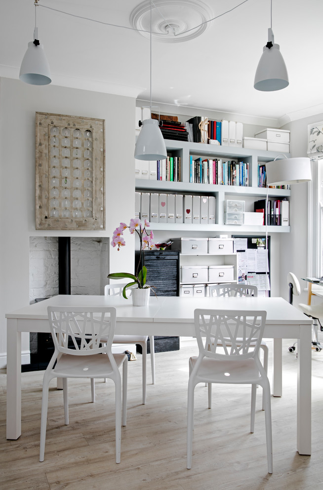 Kleines Klassisches Arbeitszimmer mit Studio, grauer Wandfarbe, Kaminofen, Kaminumrandung aus Backstein und freistehendem Schreibtisch in London