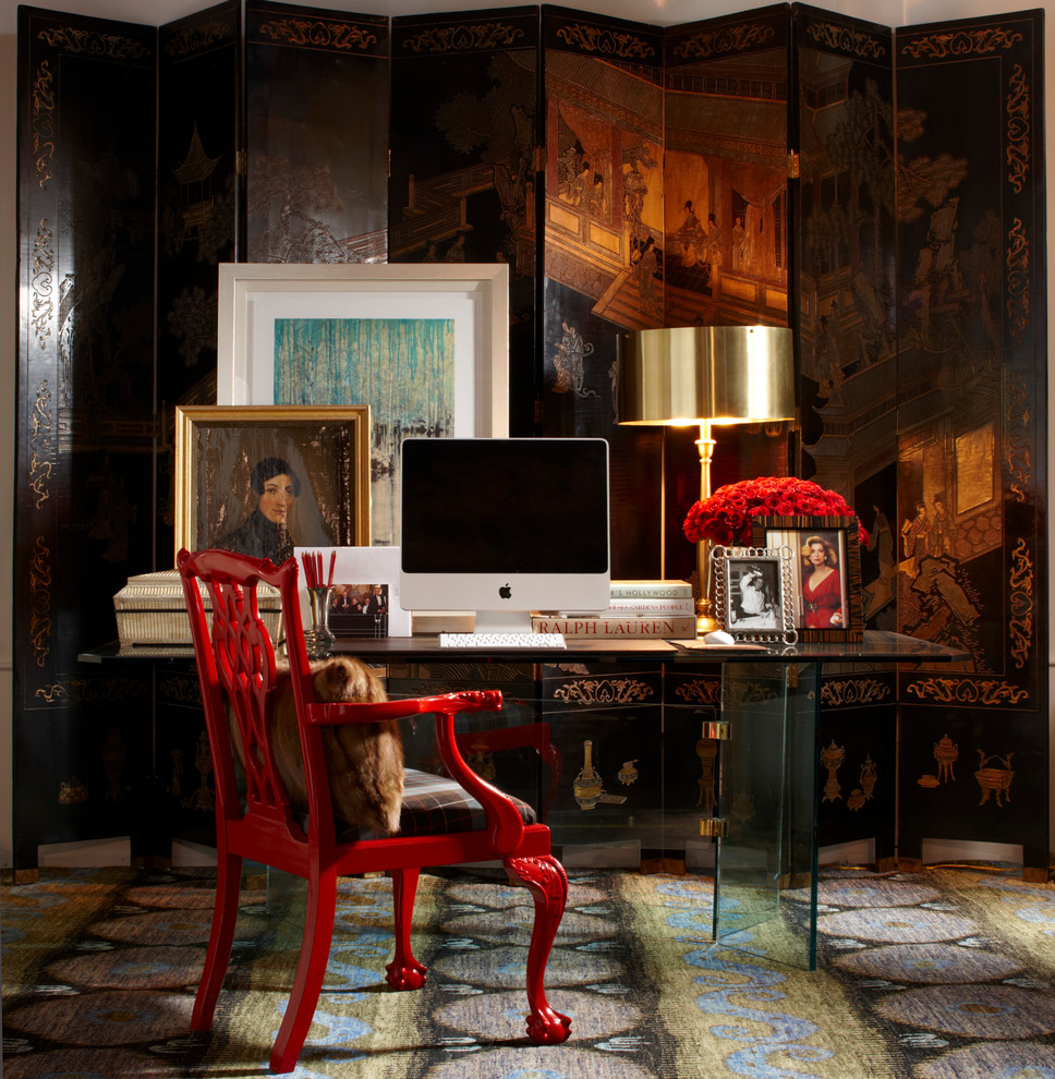 Cette photo montre un bureau chic de taille moyenne et de type studio avec un mur multicolore, moquette, aucune cheminée, un bureau indépendant et un sol multicolore.