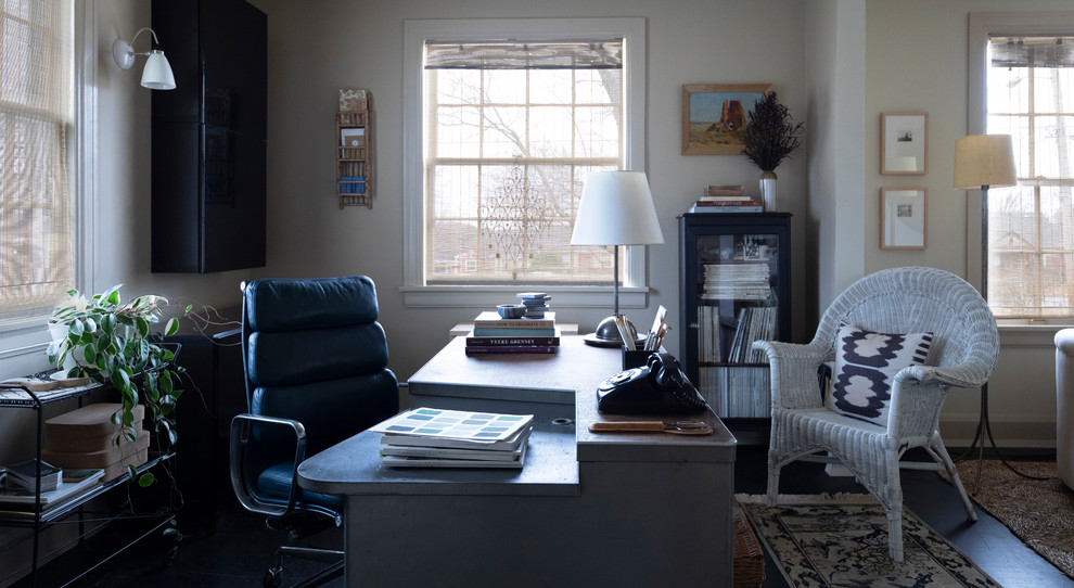 Foto di un grande ufficio boho chic con pareti bianche, parquet scuro, nessun camino, scrivania autoportante e pavimento nero
