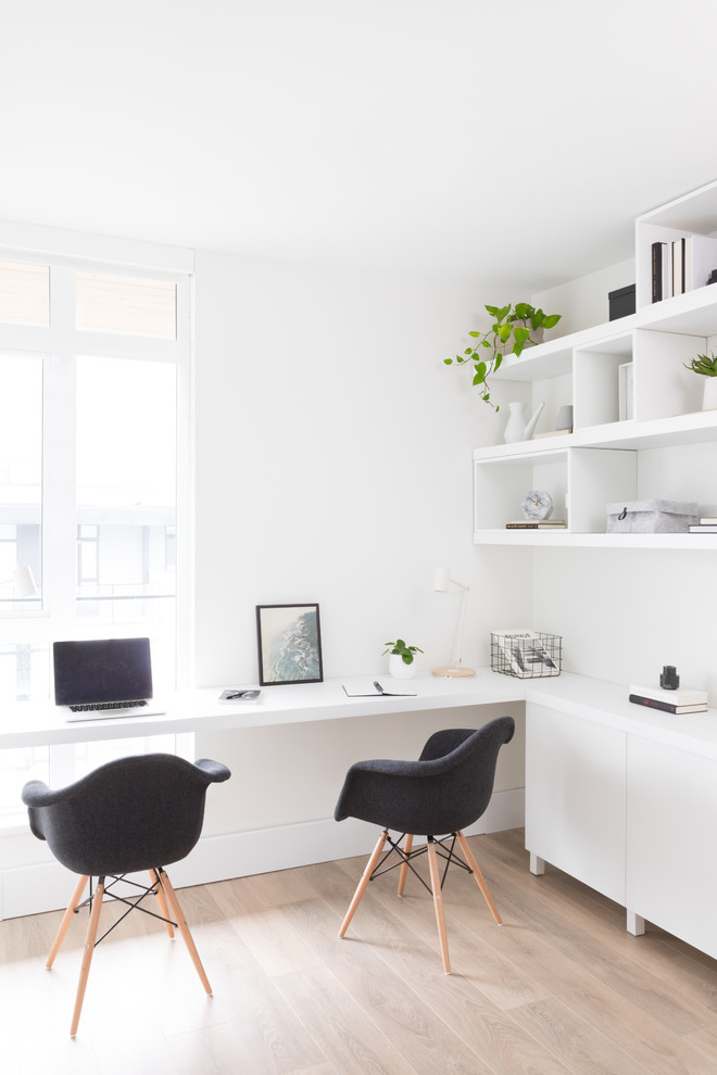 На фото: рабочее место в современном стиле с белыми стенами, светлым паркетным полом, встроенным рабочим столом и бежевым полом