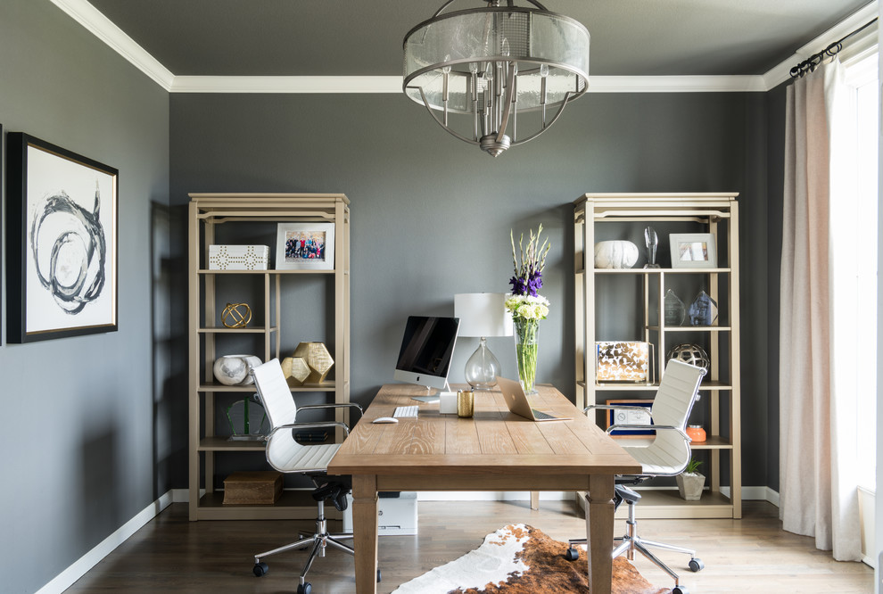 Источник вдохновения для домашнего уюта: кабинет среднего размера в стиле неоклассика (современная классика) с серыми стенами, светлым паркетным полом и отдельно стоящим рабочим столом