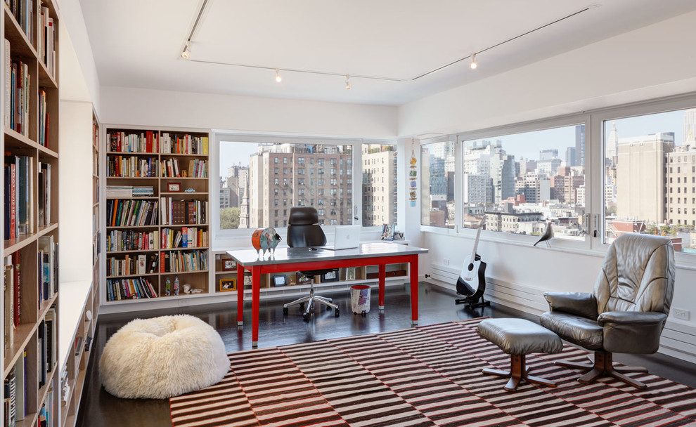 Modernes Arbeitszimmer mit weißer Wandfarbe und freistehendem Schreibtisch in New York