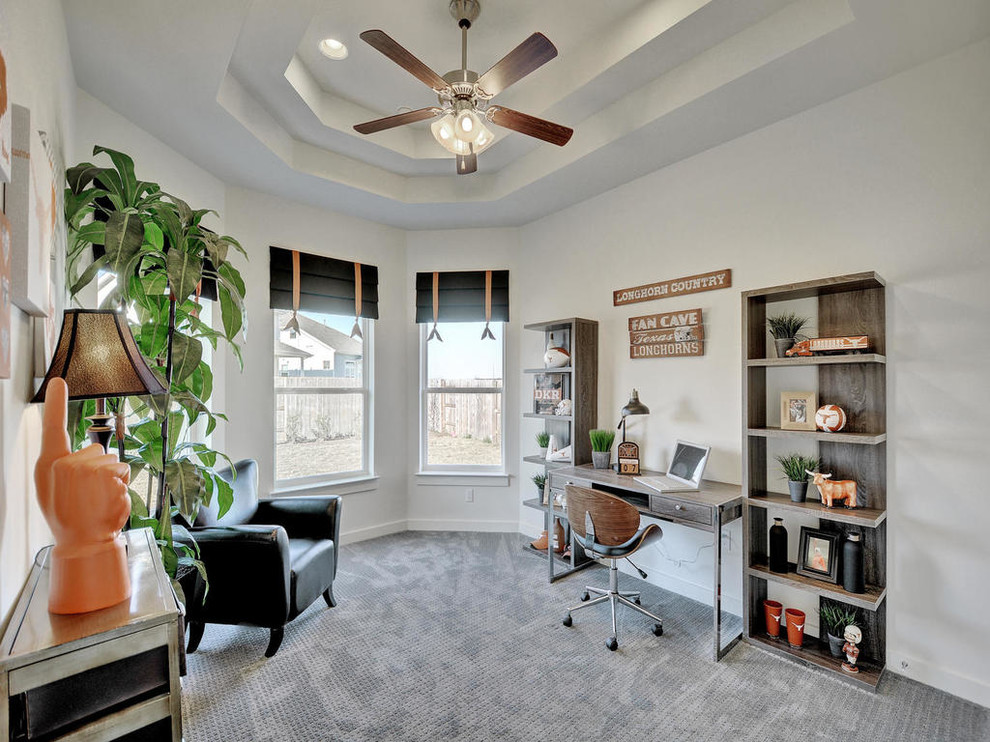 Réalisation d'un bureau champêtre avec un mur blanc, moquette, un bureau indépendant et un sol gris.