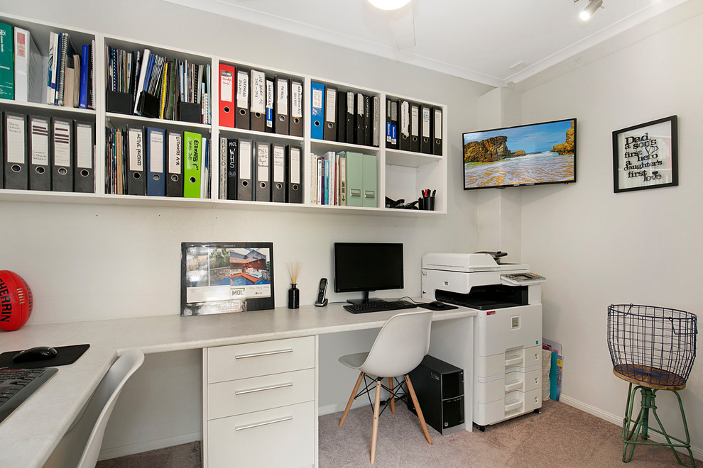 Idées déco pour un petit bureau contemporain avec un mur beige, moquette, aucune cheminée, un bureau intégré et un sol beige.