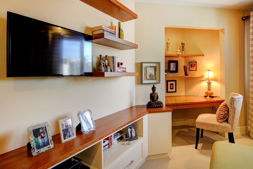 Idee per un ufficio classico di medie dimensioni con pareti gialle, moquette, nessun camino e scrivania incassata