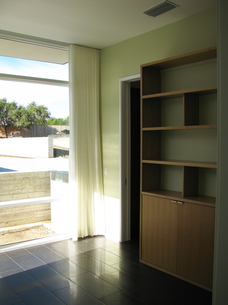 На фото: кабинет среднего размера в стиле модернизм с зелеными стенами, отдельно стоящим рабочим столом, полом из керамической плитки и коричневым полом