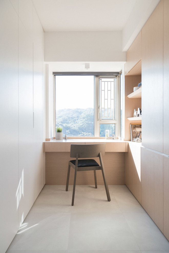 Modelo de despacho contemporáneo pequeño con suelo de baldosas de cerámica, paredes blancas y escritorio empotrado