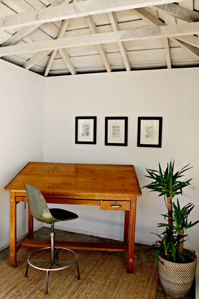 Inspiration för ett vintage arbetsrum, med vita väggar och ett fristående skrivbord