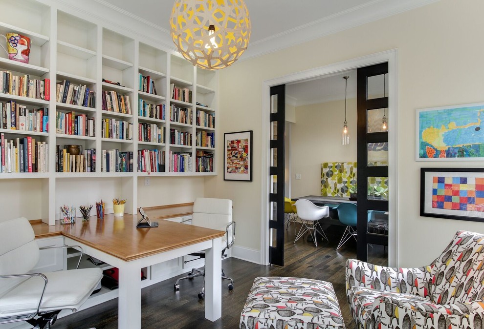 Inspiration pour un bureau traditionnel de taille moyenne avec une bibliothèque ou un coin lecture, un mur beige, parquet foncé, un bureau intégré et un sol marron.